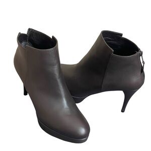Stuart Weitzman Swell Cola
Calf Nappa Leather Ankle‎ Heels
Booties size 8M